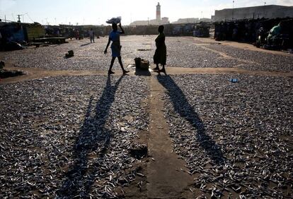 Pescadores en el Jamestown Fishing Village de Acra (Ghana).