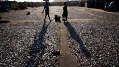 Pescadores en el Jamestown Fishing Village de Acra (Ghana).