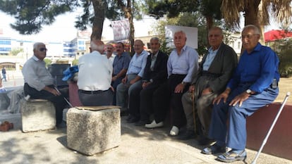 Grupo de jubilados kurdos en la plaza de Bardarkisara, en Suleymaniya, este jueves.