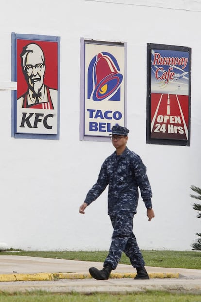 Un militar Americano pasa junto a un restaurante en la Base Naval de Rota.