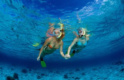 Dos mujeres haciendo esnórquel en aguas de Bali (Indonesia).