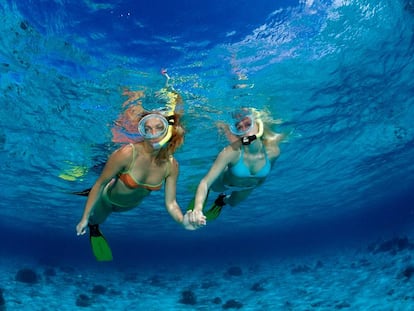 Dos mujeres haciendo esnórquel en aguas de Bali (Indonesia).