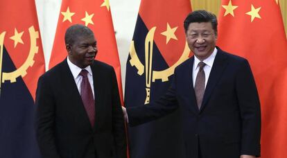 Xi Jinping, junto al presidente de Angola, Joao Lourenço, este domingo en Pekín.