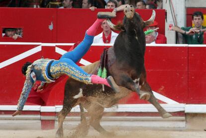 Iván Fandiño, volteado este lunes por su último toro.