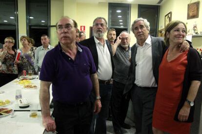 Enrique Cascallana, segundo por la derecha, tras perder la alcaldía de Alcorcón, se reúne con los militantes en la sede socialista.