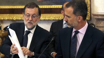 El Rey Felipe VI y el presidente del Gobierno en funciones, Mariano Rajoy.