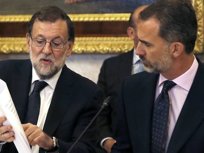 El Rey Felipe VI y el presidente del Gobierno en funciones, Mariano Rajoy.