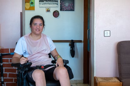 Noelia Márquez, enferma de ataxia de Friedreich, en su casa de Alvarado (Badajoz)
