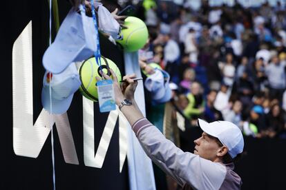 Sinner firma autógrafos tras vencer a Djokovic.