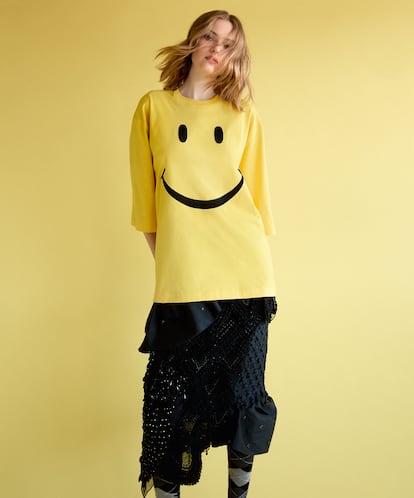 Camiseta Yellow Smiley, falda de seda y encaje y calcetines, todo de la colección 'pre-fall' de MOSCHINO.