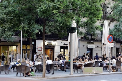 Terrazas en la plaza de Olavide de Madrid, durante el cuarto día de la fase 1.