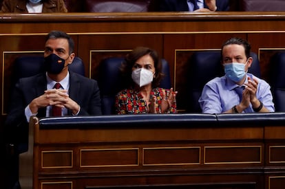 El presidente del Gobierno, Pedro Sánchez, junto con la vicepresidenta primera, Carmen Calvo, y el vicepresidente segundo, Pablo Iglesias, durante el pleno del Congreso este miércoles.