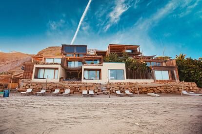 El hotel diseñado por el arquitecto Tom Gimbert en una playa peruana.