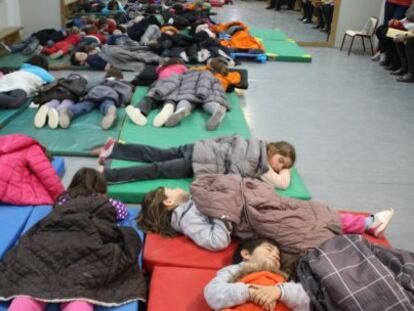 Alumnos del colegio Ciutat de Cremona de Alaqu&agrave;s, durante el encierro. 