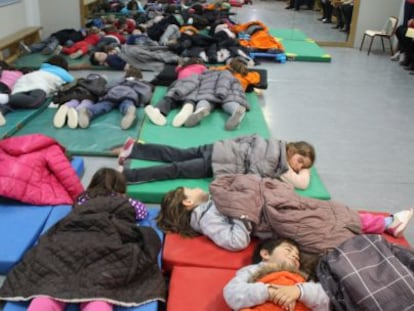 Alumnos del colegio Ciutat de Cremona de Alaqu&agrave;s, durante el encierro. 