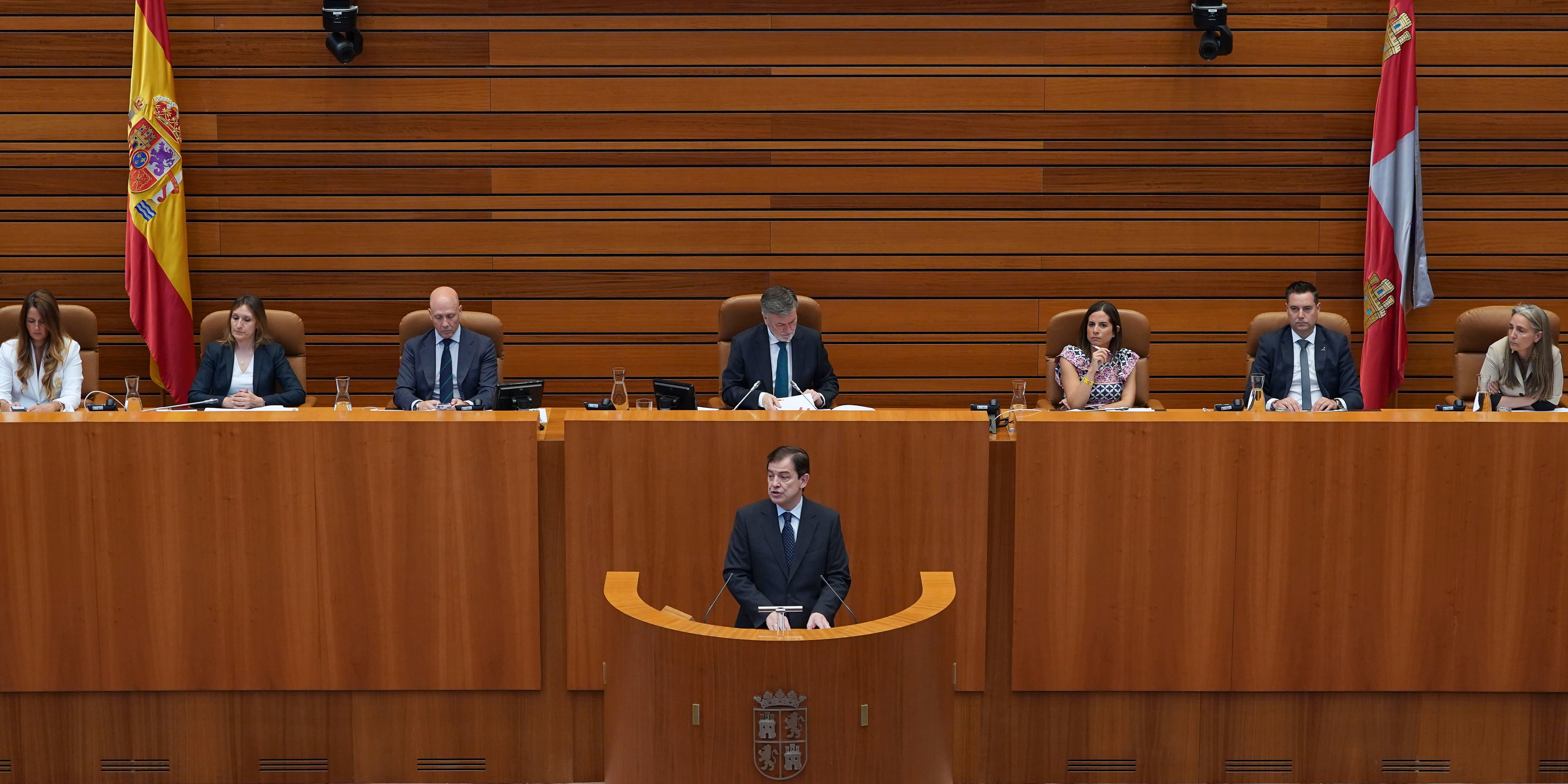 Mañueco asume la "prioridad nacional" de Vox en su discurso de investidura y pide evitar "demagogias interesadas"