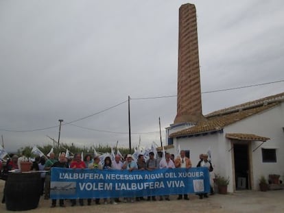 Colectivos de regantes y ecologistas durante la protesta realizada en El Palmar.