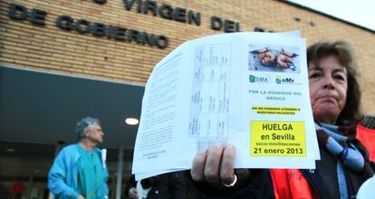 Profesionales del hospital Virgen el Rocío concentrados, ayer, en la puerta del centro durante el primer día la de huelga convocada por el Sindicato médico.