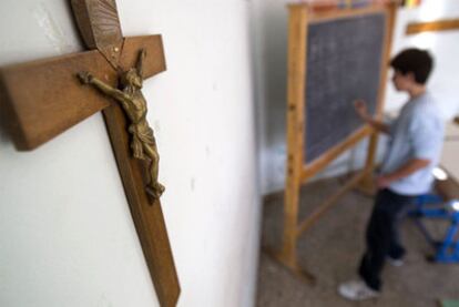 Un crucifijo preside un aula en un colegio de Roma, algo que avala Estrasburgo en un fallo.