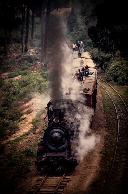 Esta imagen pertenece al trabajo que realizó junto a la periodista y escritora Maruja Torres en 1992 sobre América. El último tren de vapor que quedaba en funcionamiento regular en esa época en la zona, unía las ciudades de Guayaquil, en la costa, con Alausí. Una gran parte de la ascensión se realizaba en un trayecto en zigzag por la llamada Nariz del Diablo.