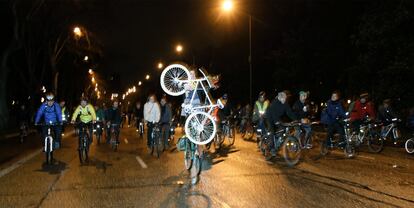 Un grupo de miembros del colectivo Bici Crítica marcha entre Cibeles y la avenida de Andalucía para homenajear a un ciclista muerto en un accidente.