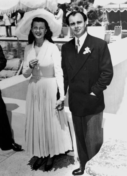 Rita Hayworth era considerada una de las reinas del Hollywood dorado, pero la actriz se convirtió en una verdadera princesa cuando se casó con el príncipe Aly Khan en 1949. Una historia de amor que duró poco más de dos años, cuando Hayworth abandonó Francia entre los rumores de infidelidades de su marido y tras no haber encajado en su nuevo entorno. En la imagen, la pareja el día de su boda en el castillo L'Horizon, cerca de Cannes. 