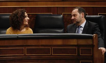 Los ministros María Jesús Montero y José Luis Ábalos, en el Congreso este martes.