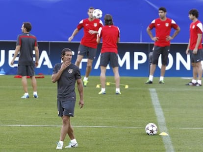 Simeone dirige el entrenamiento previo.
