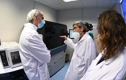 El consejero de Sanidad de la Comunidad de Madrid, Enrique Ruiz-Escudero, esta semana, durante su visita al laboratorio regional de Salud Pública.