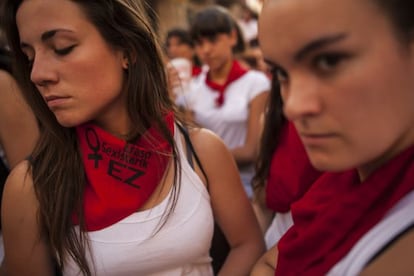 Mulher em Pamplona usam lenço "não ao estupro" após denúncia de violação durante as Festas de São Firmino.
