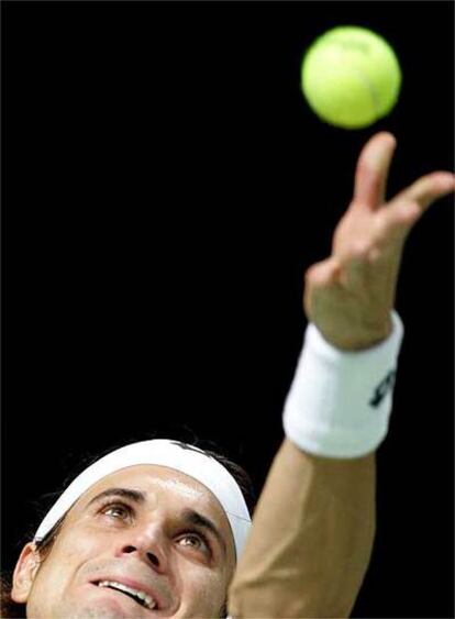 David Ferrer se dispone a sacar en el partido frente a Bohli