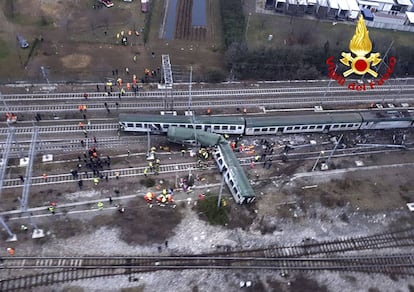 Vista aérea del estado del tren tras descarrilar en la estación de la ciudad italiana de Pioltello Limito, 25 de enero de 2018.
