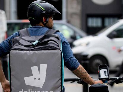 Un repartidor de Delivero con su bici en Londres. 