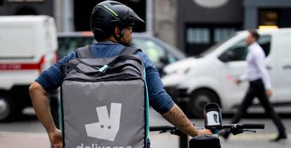 Un repartidor de Delivero con su bici en Londres.
