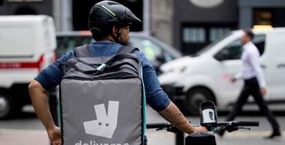 Un repartidor de Delivero con su bici en Londres. 