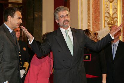 Manuel Marín, presidente del Congreso, durante su intervención. A la izquierda, el presidente del Gobierno, José Luis Rodríguez Zapatero.
GORKA LEJARCEGI