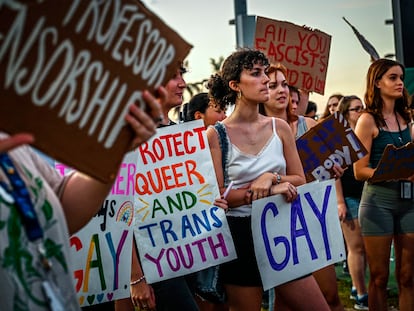 Partidarios de los derechos LGTBIQ en la protesta contra el gobernador de Florida Ron DeSantis, en noviembre de 2022.