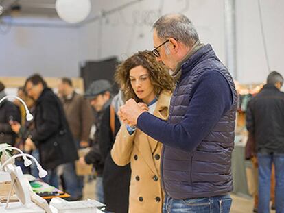 Dos clients en un dels negocis adherits a la campanya, la marca de joieria Aduo Barcelona.