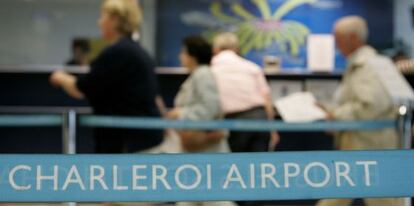 Pasajeros en las instalaciones del aeropuerto belga de Charleroi.