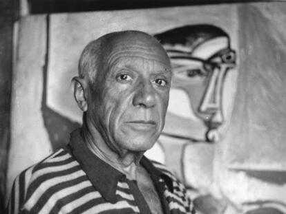 El artista español Pablo Picasso, frente a uno de sus cuadros en su casa de Cannes (Francia).