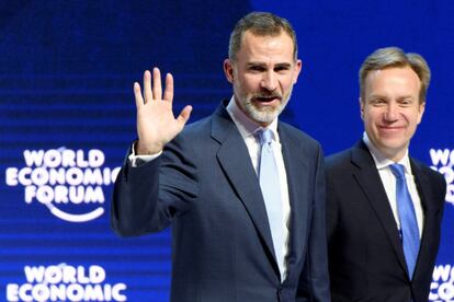 El rey Felipe VI camina junto al presidente del Foro Económico de Davos, Borge Brende, tras su intervención en la 48 edición del Foro de Davos.