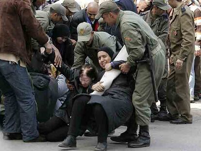 Agentes de seguridad marroquíes desalojan a manifestantes invidentes ayer en la estación central de Rabat.