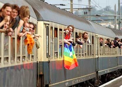 Cientos de manifestantes antiglobalización llegan en tren desde Berlín a la estación de Ginebra para participar en la <i>contracumbre.</i>