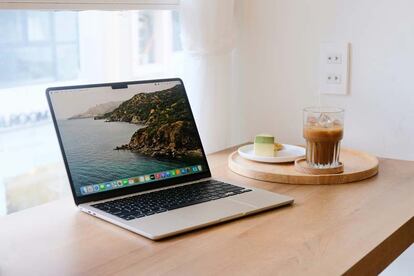 portátil MacBook de Apple encima de una mesa