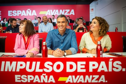 Cristina Narbona, Pedro Sánchez y María Jesús Montero, este sábado momentos antes del comienzo del comité federal del PSOE.