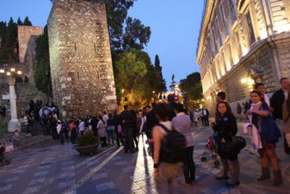 Vecinos de Málaga aguardaban la noche del sábado al domingo en cola para entrar en la Alcazaba.