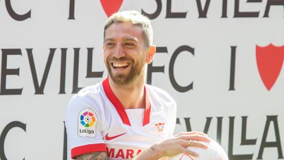 Papu Gómez sonríe durante su presentación como nuevo jugador del Sevilla.