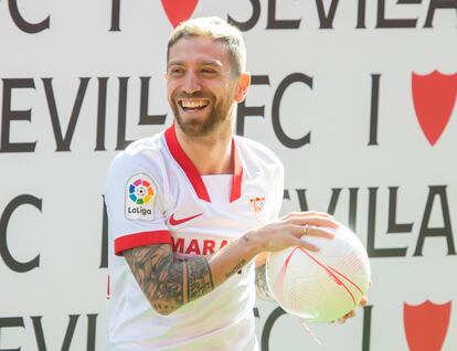 Papu Gómez sonríe durante su presentación como nuevo jugador del Sevilla.