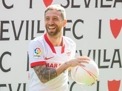 Papu Gómez sonríe durante su presentación como nuevo jugador del Sevilla.