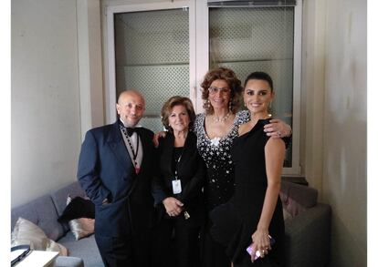 De izquierda a derecha, Luis Alegre, Encarna (madre de Penélope Cruz), Sofia Loren y Penélope Cruz, en el camerino de la actriz italiana antes de los Bambi Awards en Berlín en 2018, en los que la intérprete española se alzó con el premio a mejor actriz internacional. Una imagen del archivo personal de Luis Alegre.